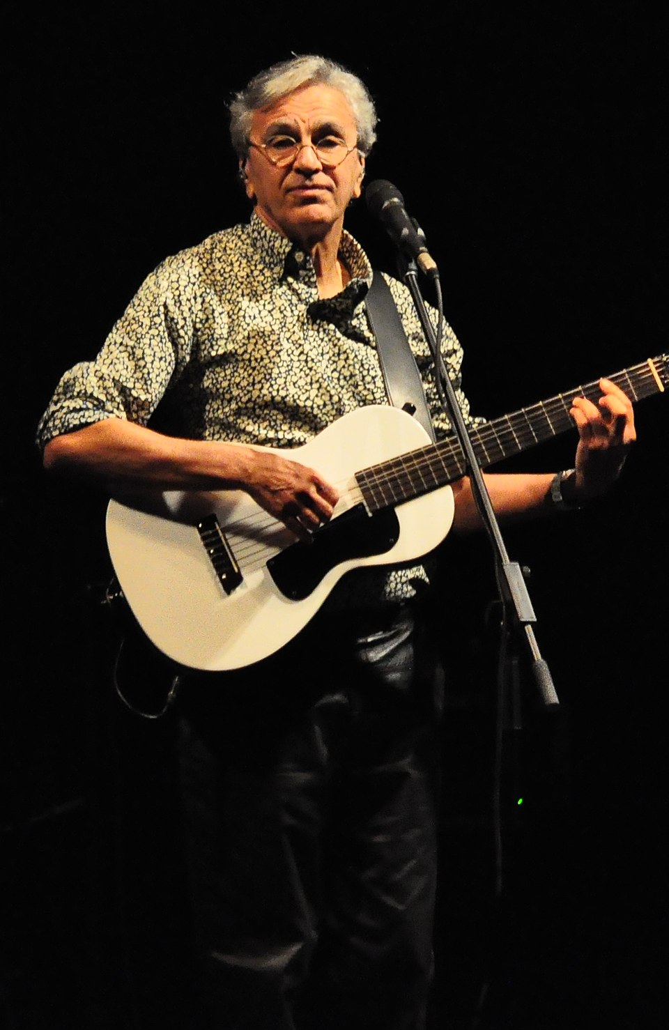 Caetano Veloso — Tropicalismo · Ícone da Música Brasileira — Foto Oficial Wikipedia
